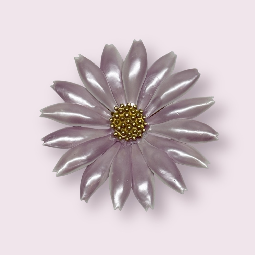 Large Lavender Daisy Brooch Vintage 1960s Excellent Condition